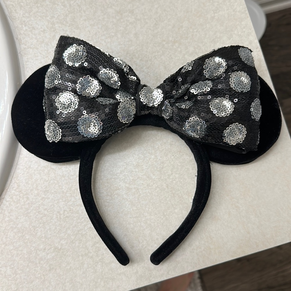 Disney Parks Minnie Silver and black sequined bow